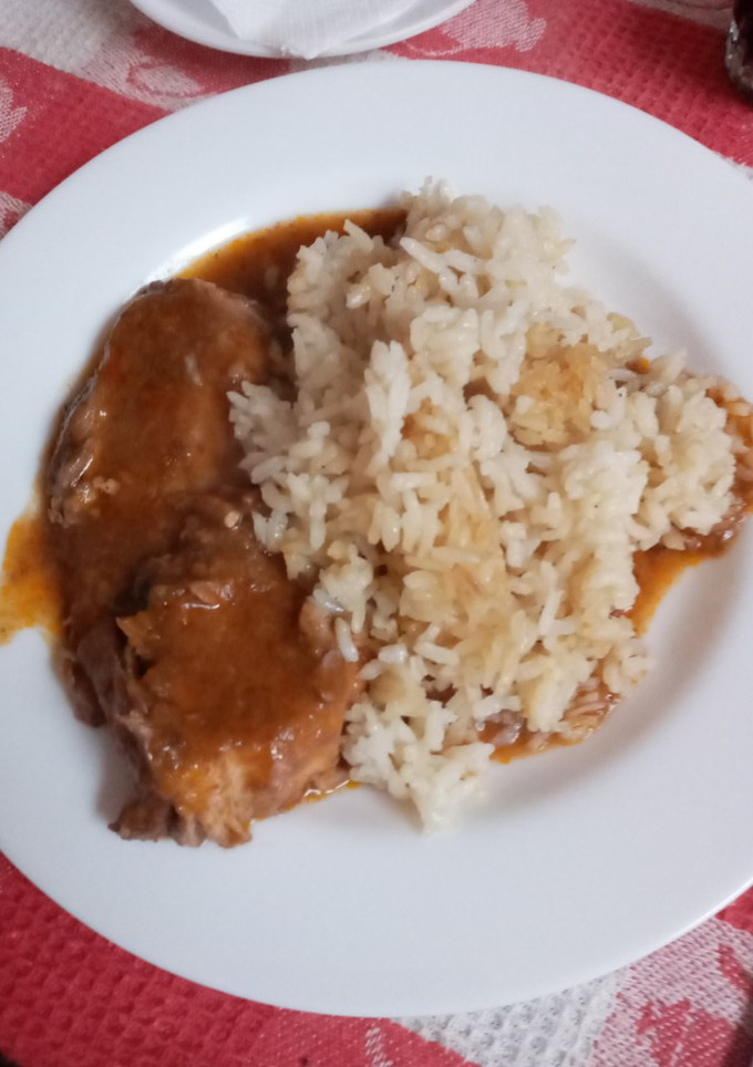 Una foto de Carne de cerdo a la cacerola en vino tinto