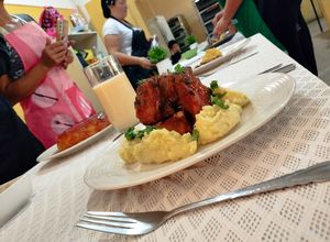 Una foto de Costillas al horno, con puré de papa y reducción de parchita