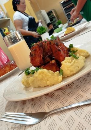 Una foto de Costillas al horno, con puré de papa y reducción de parchita