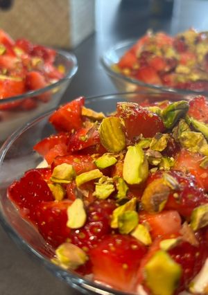 Une photo de Verrine fraises, pistache et fromage blanc