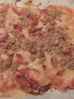 Una foto de Pizza de atún y bacon