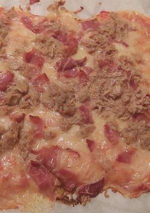 Una foto de Pizza de atún y bacon