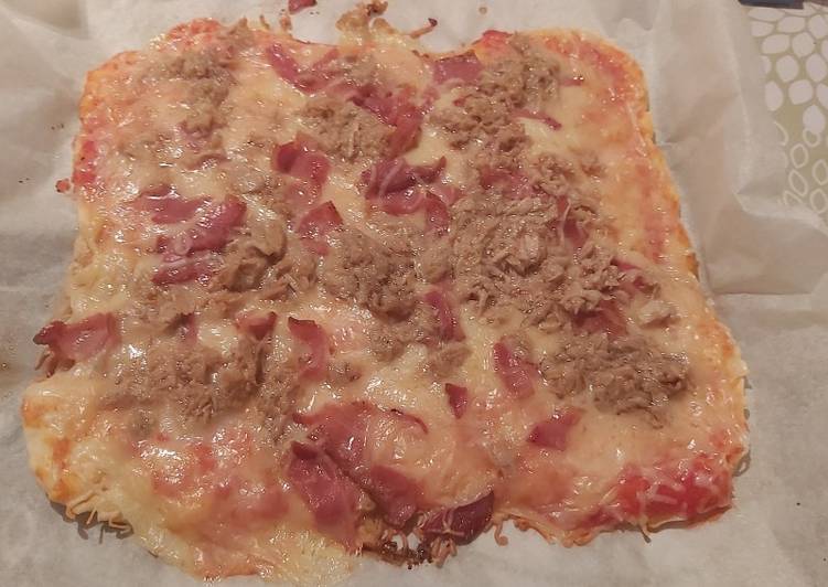 Pizza de atún y bacon