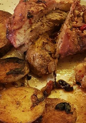 Una foto de Cerdo caramelizado acompañado con papas y/o puré de manzana