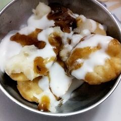 A picture of Dahi bhalle.