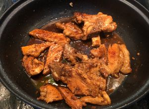 Hình của món Cốt-lết rim mặn.