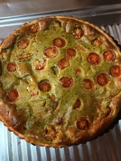 Una foto de Quiche de pesto y cherrys