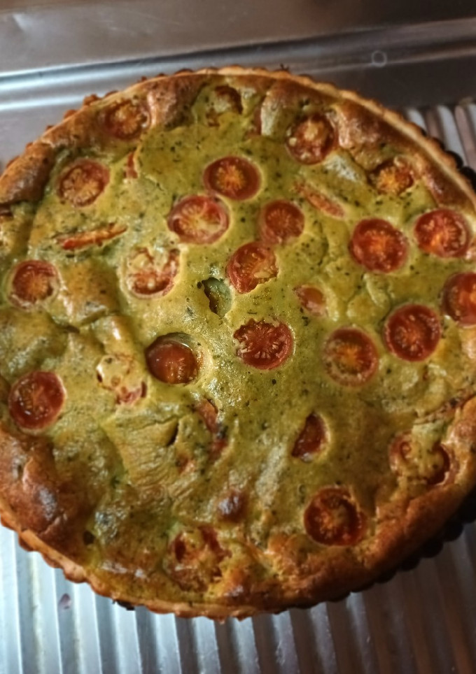 Una foto de Quiche de pesto y cherrys