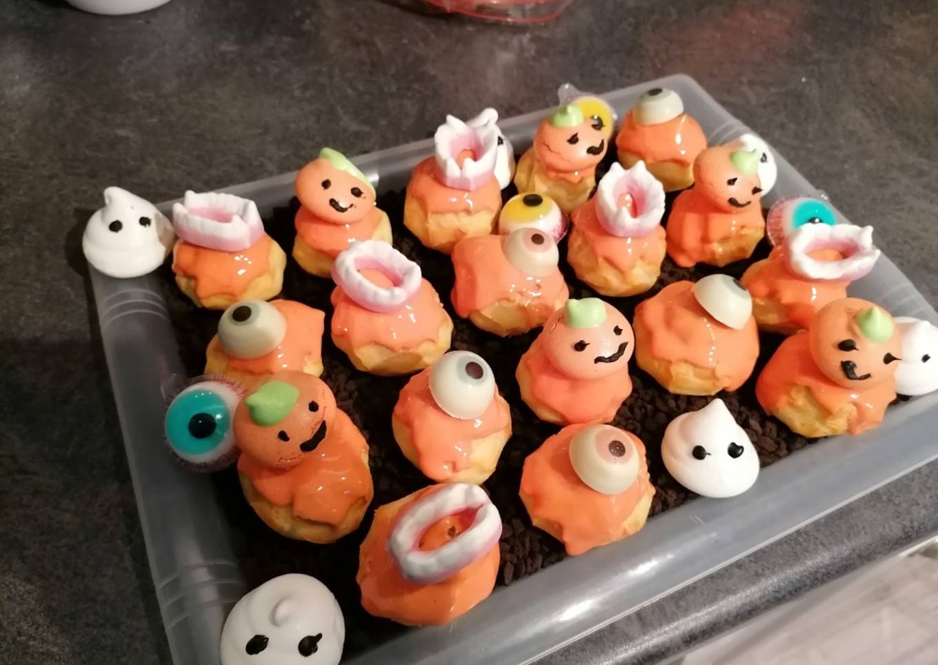 Plateau de choux gourmands d'halloween