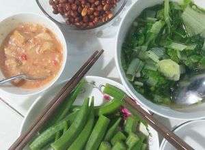 Hình của món Ngày chay : đậu phộng rang muối, canh cải xoăn, đậu bắp luộc chấm chao.