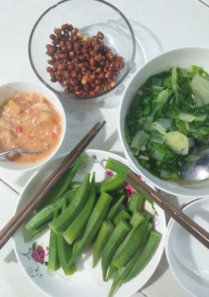 Hình của món Ngày chay : đậu phộng rang muối, canh cải xoăn, đậu bắp luộc chấm chao.
