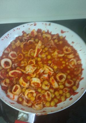 Una foto de Garbanzos con Calamares y Pimientos