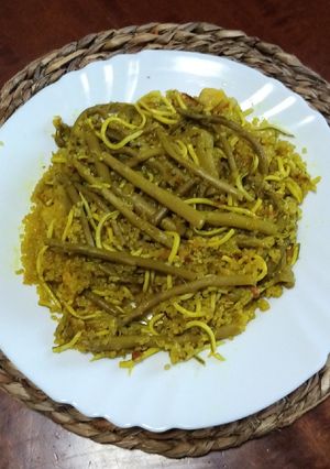Una foto de Revuelto de quinoa con gulas y espárragos verde en conserva