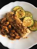 Merluza asada con champis y calabacín