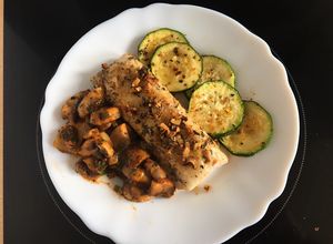 Una foto de Merluza asada con champis y calabacín