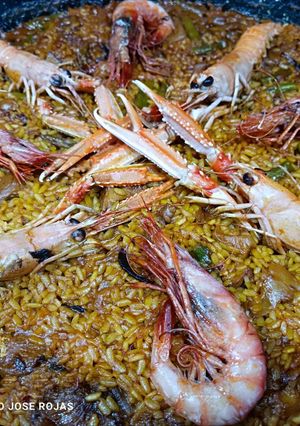 Una foto de Arroz cristalino con setas, espárragos, gambas rojas y escamarlanes