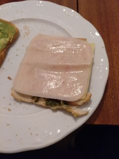 Una foto de Tostas de pesto y pavo