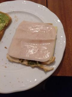 Una foto de Tostas de pesto y pavo