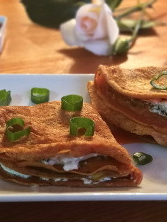 Una foto de Crepes salados rellenos con queso y mermelada de pimientos - sin