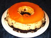Una foto de chocoflan con leche