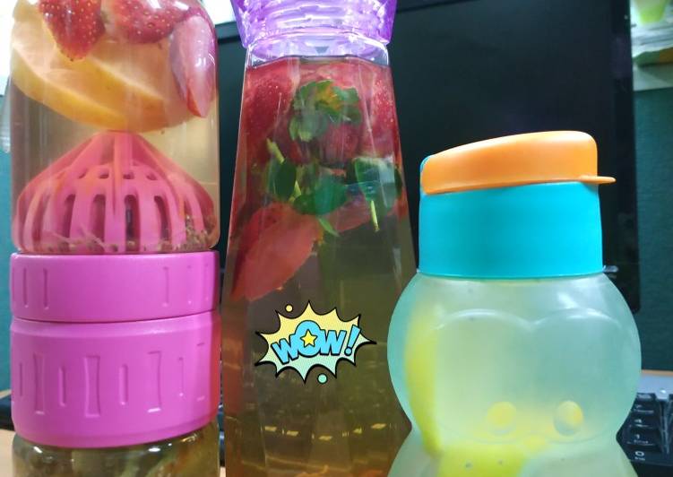 Langkah Mudah untuk memasak Strawberry-Kurma Infused Water, Bisa Manjain Lidah