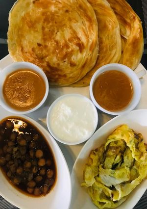 A picture of Chana Chola, omellete and paratha.