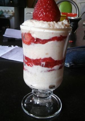 Una foto de Postre de frutillas con queso crema y manzana
