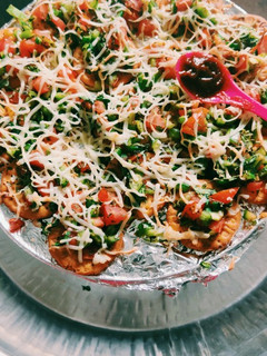 वेजिटेबल बिस्कुट पिज़्ज़ा (Vegetable biscuit pizza recipe in Hindi) रेसिपी मुख्य फोटो