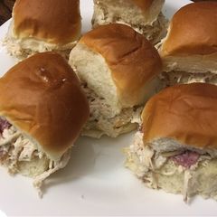 A picture of Crockpot Chicken Bacon Ranch sliders.
