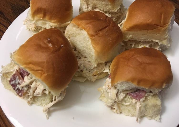 Crockpot Chicken Bacon Ranch sliders