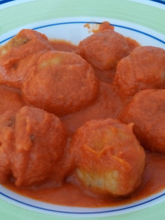 Una foto de Albóndigas de pescado en salsa de zanahorias