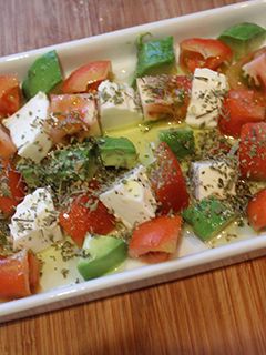 Una foto de Ensalada de aguacate, queso y tomate