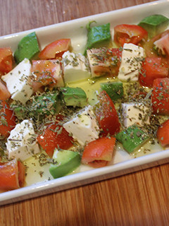 Una foto de Ensalada de aguacate, queso y tomate