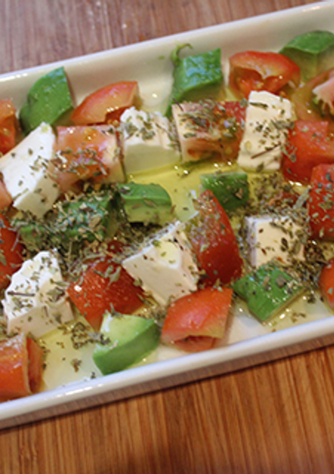 Una foto de Ensalada de aguacate, queso y tomate
