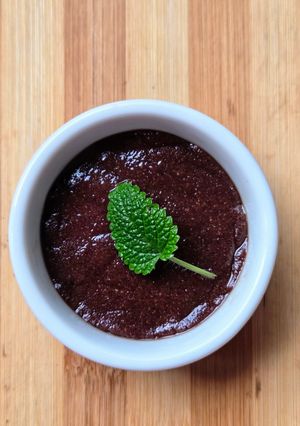 Una foto de Crema de avellanas con cacao endulzada con miel de abejas 🐝🍯para untar o dipear con fruta fresca