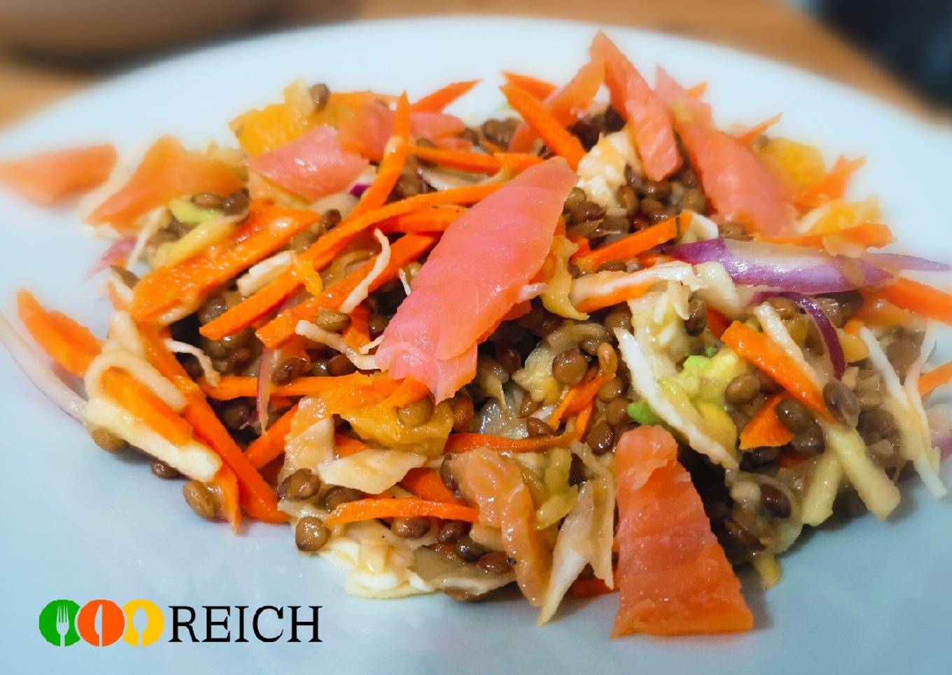 Ensalada cítrica de lentejas, salmón y aguacate