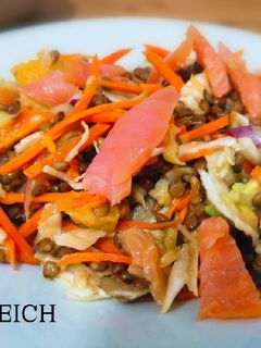 Una foto de Ensalada cítrica de lentejas, salmón y aguacate