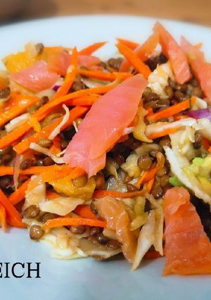 Una foto de Ensalada cítrica de lentejas, salmón y aguacate