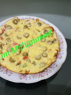 صورة لوصفة بيض مقلي بالدجاج والزيتون والجبنة الرومي 🥚🧀🍗