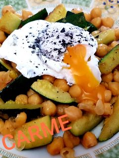 Una foto de Garbanzos con calabacín y huevo poché