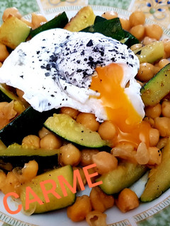 Una foto de Garbanzos con calabacín y huevo poché