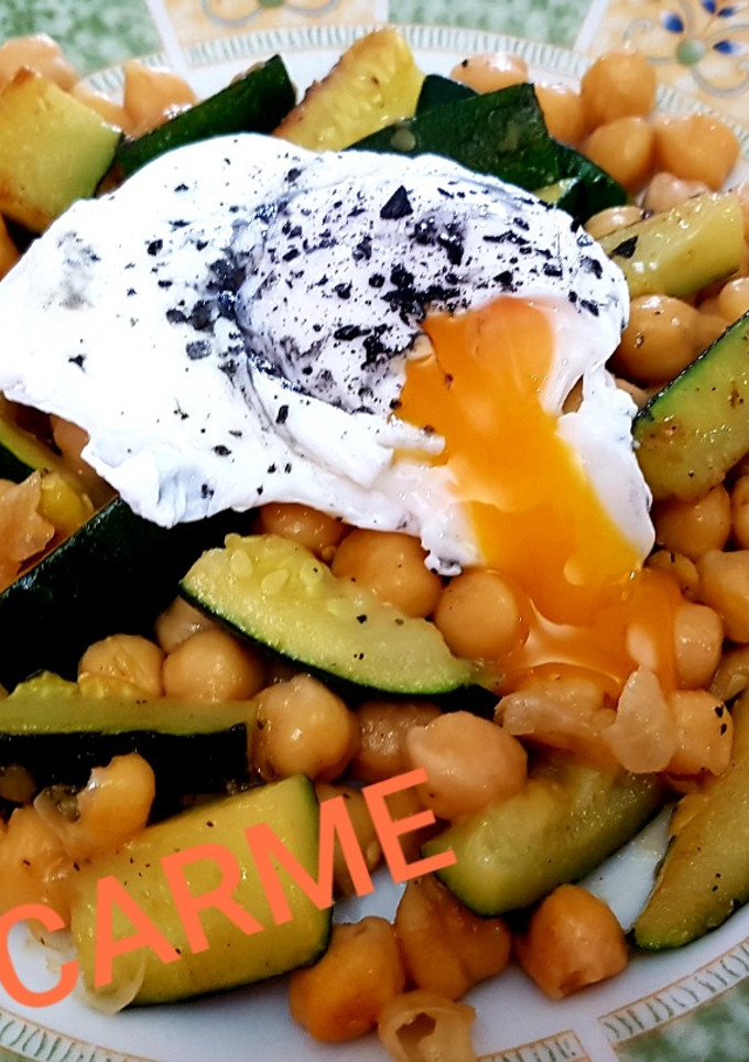 Una foto de Garbanzos con calabacín y huevo poché
