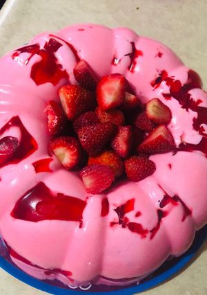 Una foto de Gelatina de Fresa 🍓 con Leche