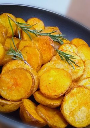 A picture of Garlic roasted potatoes.