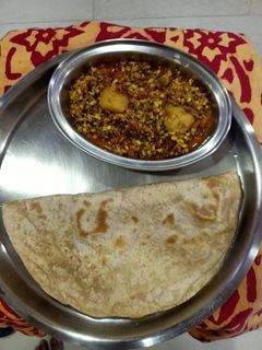 मटकी बटाटा भाजी (Matki Batata Bhaji Recipe In Marathi) रेसिपी चे मुख्य फोटो