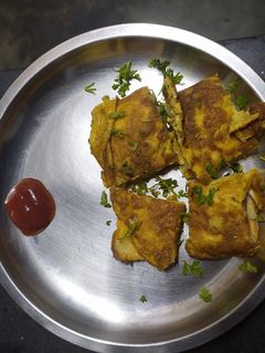 एग  ब्रेड स्टफ आमलेट (egg bread omelette recipe in marathi) रेसिपी चे मुख्य फोटो 