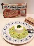 Queso de Burgos sobre puré veggie con crackers integrales de arroz