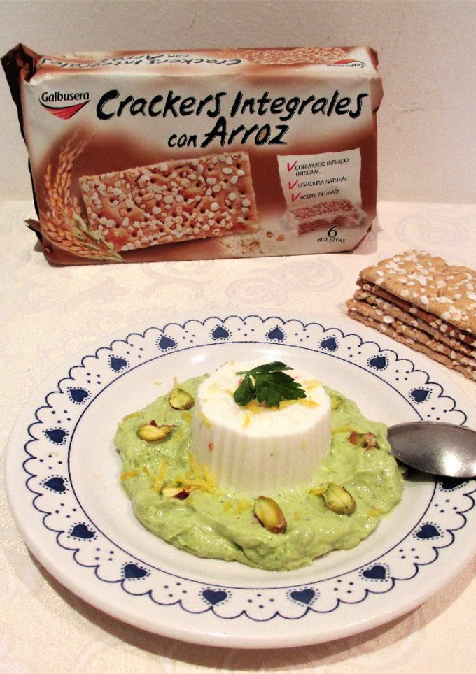 Una foto de Queso de Burgos sobre puré veggie con crackers integrales de arroz