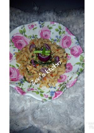 A picture of Macaroni in eggs.