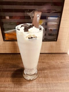 वेनीला किटकैट शेक(Vanilla kit kat shake recipe in Hindi) रेसिपी मुख्य फोटो